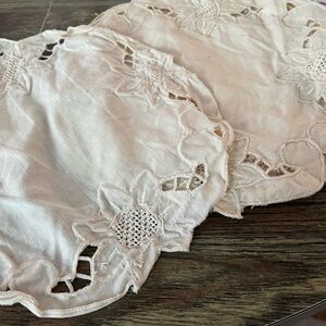 Six beige flowered doilies